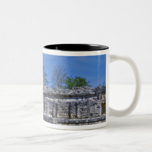 Caneca De Café Em Dois Tons Família de turistas passa por antigo maia