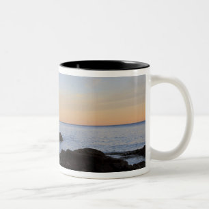 Caneca De Café Em Dois Tons Farol de Split Rock ao pôr do sol perto de Two