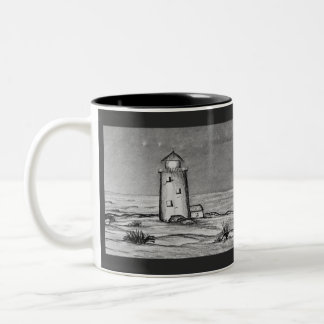 Caneca De Café Em Dois Tons Farol desenhado à mão com cena pacífica de rochas
