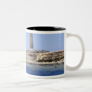 Caneca De Café Em Dois Tons Farol nas Ilhas Irmão, Mar Vermelho, Egito