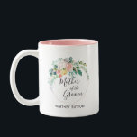 Caneca De Café Em Dois Tons Favor do Casamento de Wreath Floral de Verão Blush<br><div class="desc">Celebrar a Mãe do Chalé (ou personalizar para dizer qualquer membro do seu partido noivo) com esta Grande Mug de Café. Isso vai fazer uma adição fabulosa aos presentes da festa de casamento e fazer sua mãe ou sogra se sentir muito especial! Adicione seu texto personalizado a este design usando...</div>