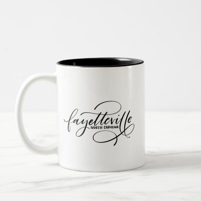 Caneca De Café Em Dois Tons Fayetteville NC Strong Hand Lettered (Esquerda)