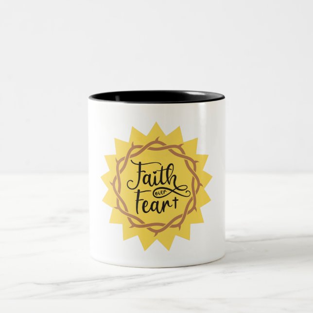 Caneca De Café Em Dois Tons fé sobre medo (Centro)