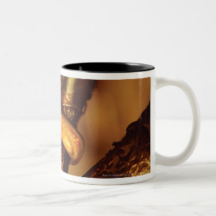 Caneca De Café Em Dois Tons Feche acima do anel