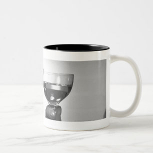 Caneca De Café Em Dois Tons Feche acima do casal que brinda com vinho branco