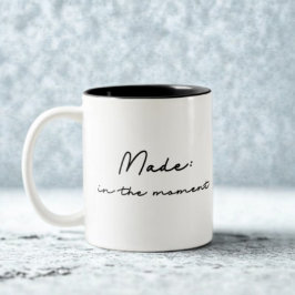 Caneca De Café Em Dois Tons Feito: Na Citação De Momento