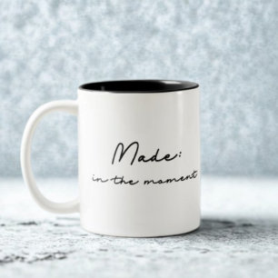 Caneca De Café Em Dois Tons Feito: Na Citação De Momento