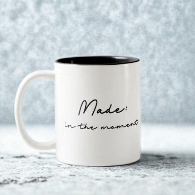 Caneca De Café Em Dois Tons Feito: Na Citação De Momento (Criador carregado)