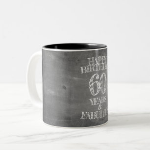 Caneca De Café Em Dois Tons Feliz Aniversário - 60 Anos & Fabuloso em chalkboa