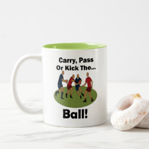 Caneca De Café Em Dois Tons Festa de jogador de rugby carregando, passando ou