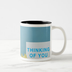 Caneca De Café Em Dois Tons Filhote de cachorro do Pug que senta-se na cama ao