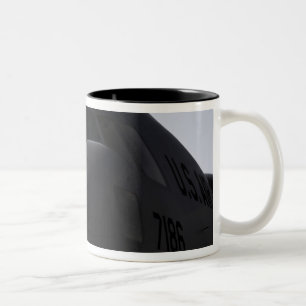 Caneca De Café Em Dois Tons Fim-acima da parte dianteira de A.A. - 17