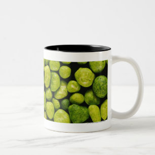 Caneca De Café Em Dois Tons Fim-acima de seixos verdes