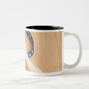 Caneca De Café Em Dois Tons Fim-acima de um colar do animal de estimação e d