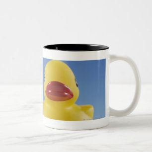 Caneca De Café Em Dois Tons Fim-acima de um pato de borracha