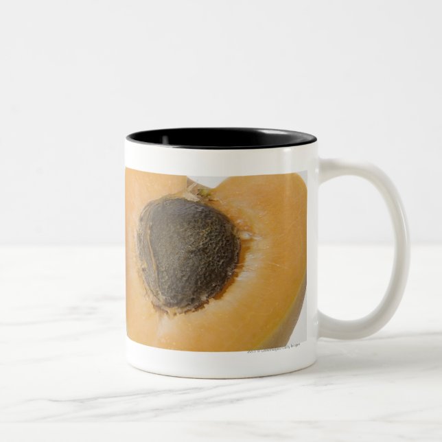 Caneca De Café Em Dois Tons Fim-acima do secção transversal de uma ameixa (Direita)