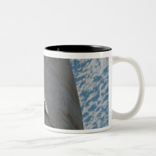 Caneca De Café Em Dois Tons Fim-acima do vaivém espacial Atlantis