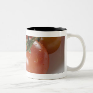 Caneca De Café Em Dois Tons Fim-acima dos tomates em uma bandeja