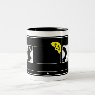 Caneca De Café Em Dois Tons Fita de Vídeo Distressed Vintage Seja Gentil Rebob