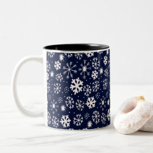 Caneca De Café Em Dois Tons Floco de Neve Desenhado à Mão com Fundo Azul Cláss