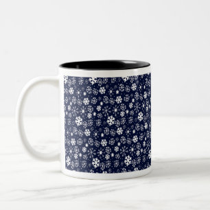 Caneca De Café Em Dois Tons Floco de Neve Desenhado à Mão com Fundo Azul Cláss