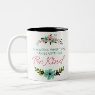 Caneca De Café Em Dois Tons Floral/Em um mundo onde você pode ser qualquer co