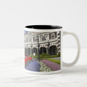 Caneca De Café Em Dois Tons Flores da Primavera e Estação Ferroviária Históric