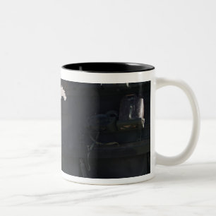 Caneca De Café Em Dois Tons Fogos claros de um veículo blindado