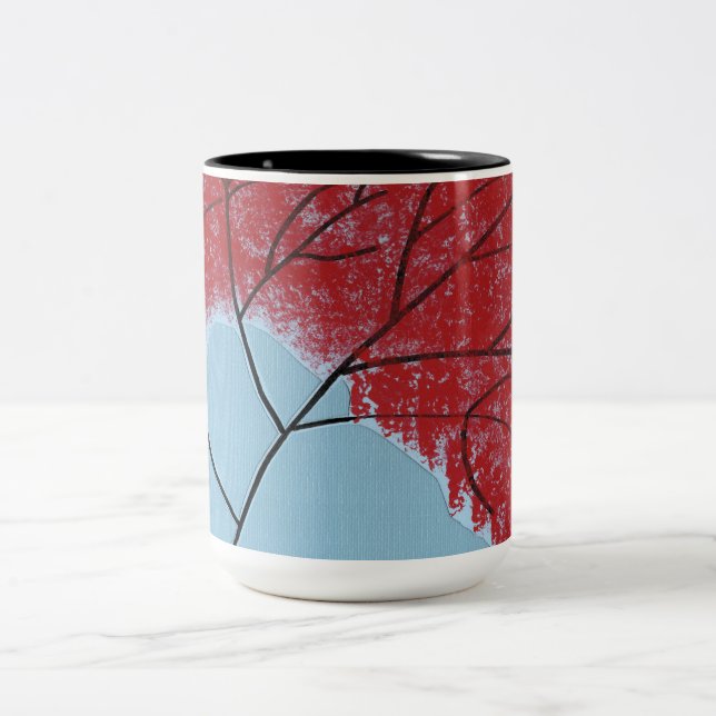 Caneca De Café Em Dois Tons Folhas de Árvore Vermelhas Abstratas em Azul (Centro)