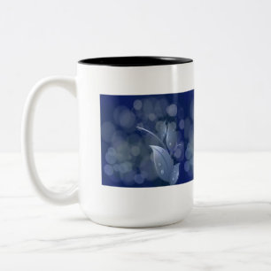 Caneca De Café Em Dois Tons Folhas de Bokeh Azul