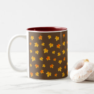 Caneca De Café Em Dois Tons Folhas de bordo em fundo marrom