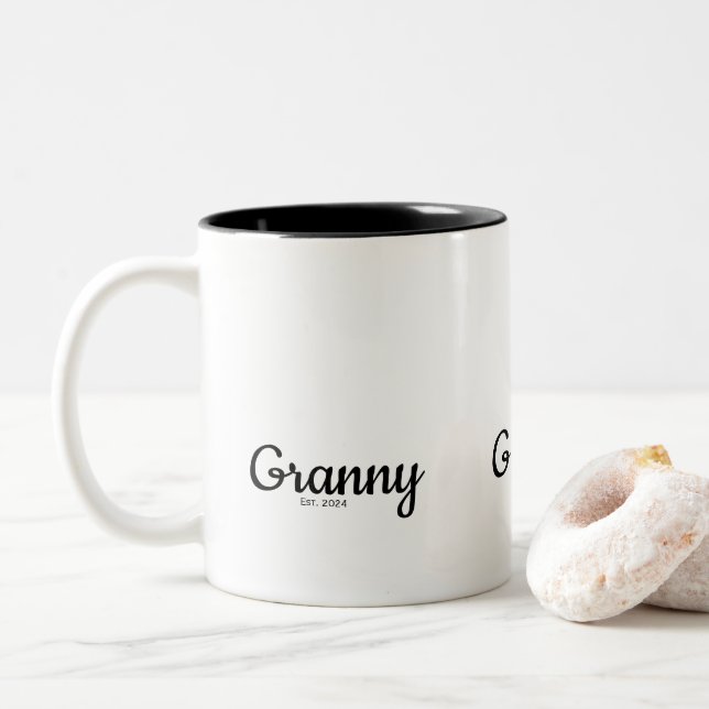 Caneca De Café Em Dois Tons Fonte de Letra Manuscrita Preta Avó Estabelecida (Com Donut)