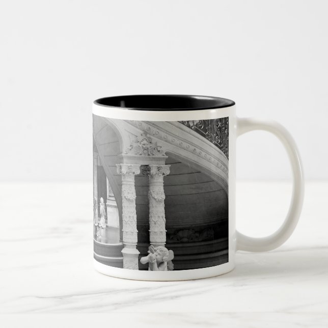 Caneca De Café Em Dois Tons Fonte sob as escadas do hotel de (Direita)