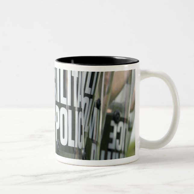 Caneca De Café Em Dois Tons Formação de controlo de motins (Direita)