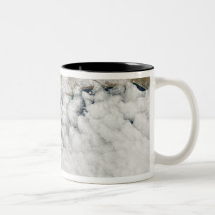 Caneca De Café Em Dois Tons Formações incomuns da nuvem