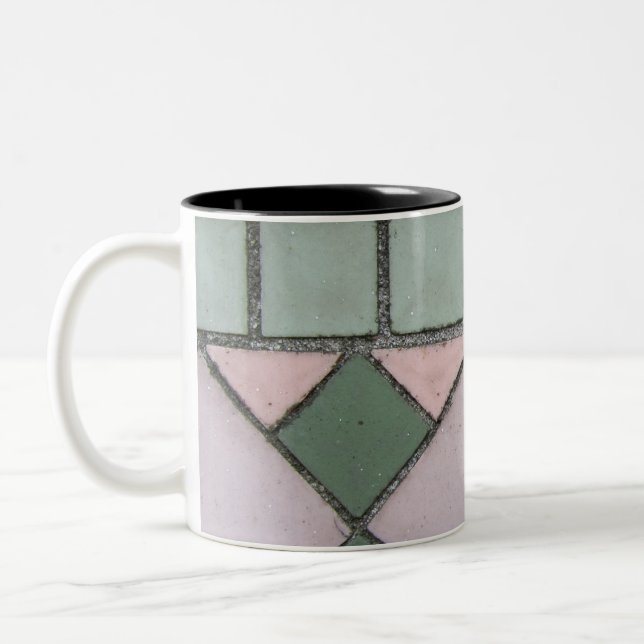 Caneca De Café Em Dois Tons Formas no rosa e no verde (Esquerda)