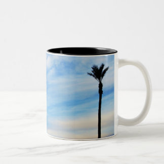 Caneca De Café Em Dois Tons Foto do por do sol da palmeira