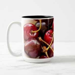 Caneca De Café Em Dois Tons Fotografia de Cerejas Vermelhas Frescas em uma Tig