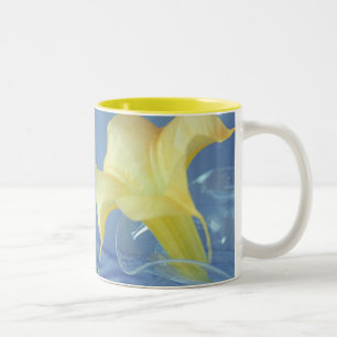 Caneca De Café Em Dois Tons Fotografia do Café com Flor de Datura Amarela
