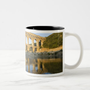 Caneca De Café Em Dois Tons França, Avinhão. O aqueduto romano Pont du Gard