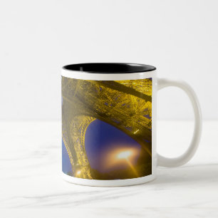 Caneca De Café Em Dois Tons França, Paris. Torre Eiffel iluminada à