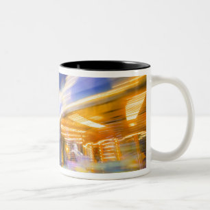 Caneca De Café Em Dois Tons França, Paris. Torre Eiffel no crepúsculo nevoeiro