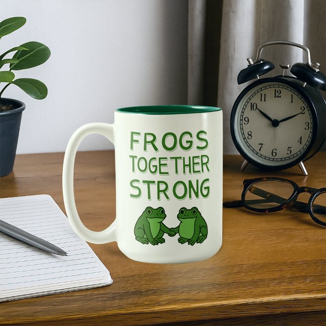 Caneca De Café Em Dois Tons Frogs Together Strong Portland Frog Protest (Criador carregado)
