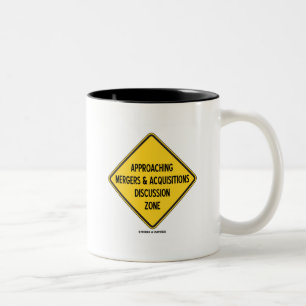 Caneca De Café Em Dois Tons Fusões & zona de aproximação da discussão das