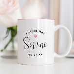 Caneca De Café Em Dois Tons Futuro Casamento do Nome do Script Preto Personali<br><div class="desc">A caneca de café noiva personalizada "A futura Sra" feminina apresenta um texto preto moderno que pode ser personalizado com o sobrenome casado da noiva e a data do casamento. Inclui um sotaque cardíaco rosa fofo. Faz um presente perfeito para a noiva recém-noiva!</div>