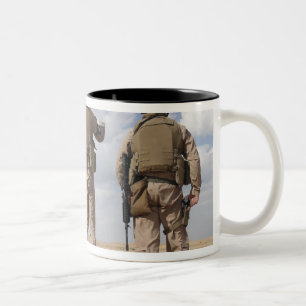 Caneca De Café Em Dois Tons Fuzileiros escaneiam o horizonte para atividade in
