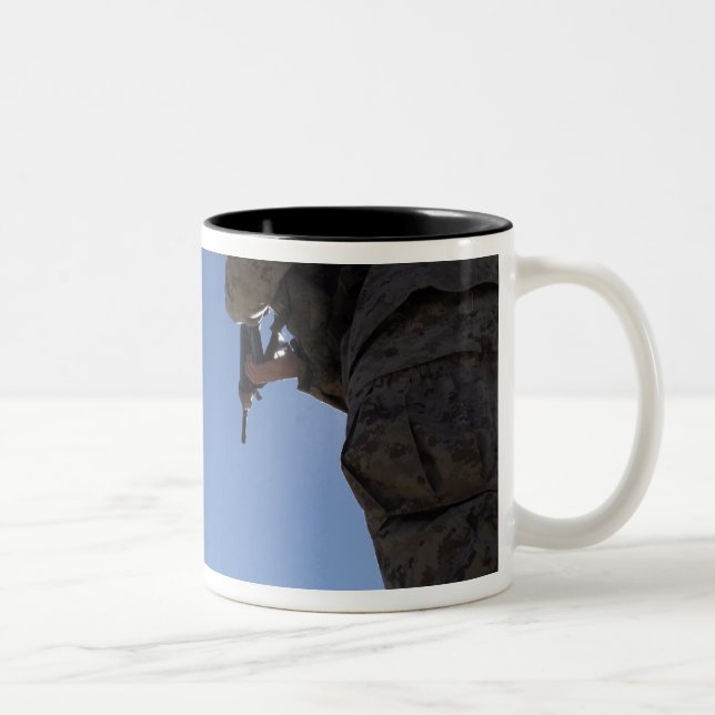 Caneca De Café Em Dois Tons Fuzileiros trocam revistas em meio a tiros (Direita)