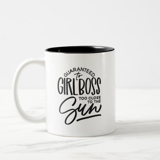Caneca De Café Em Dois Tons Garota Chefe ao Sol Letra à Mão (Esquerda)