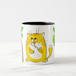 Caneca De Café Em Dois Tons Gatinho amarelo bonito entre palmeiras