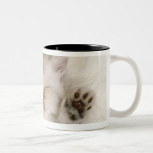 Caneca De Café Em Dois Tons Gatinho que dorme em um tapete macio branco,